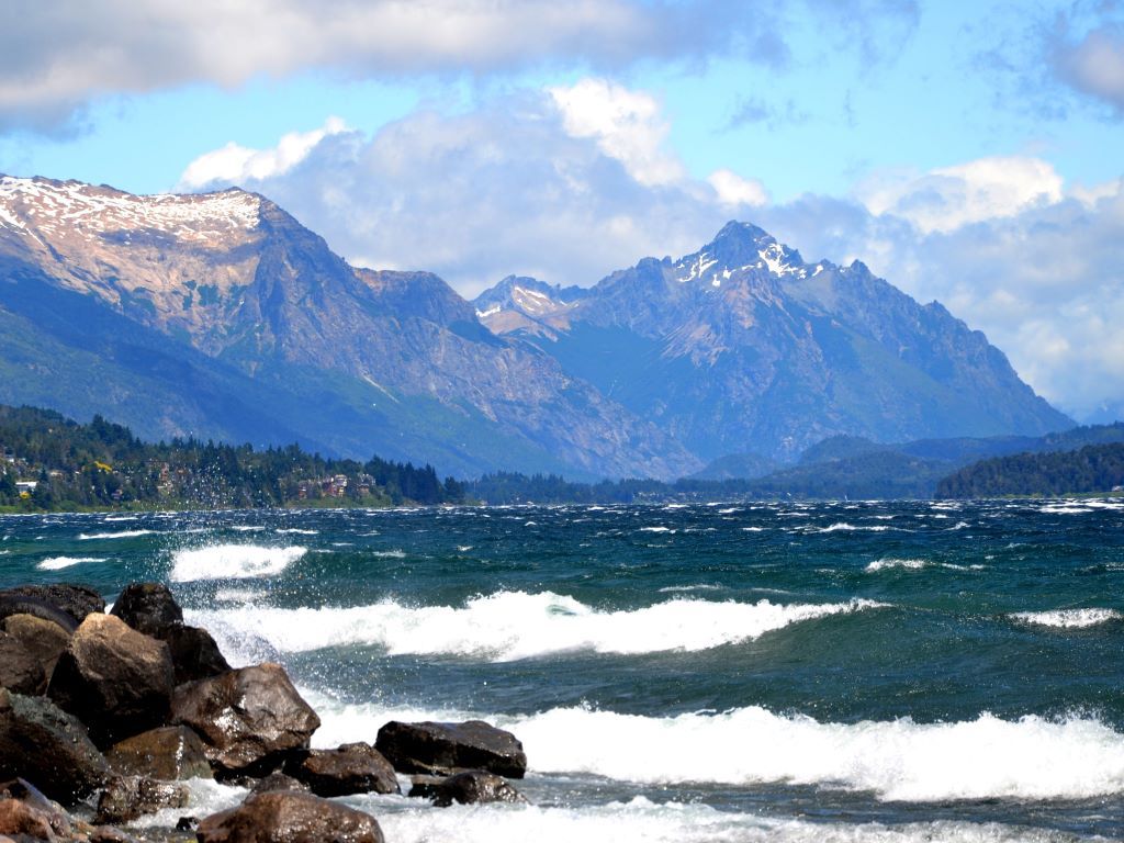 Postal del lago Nahuel Huapi visto desde Bariloche. 