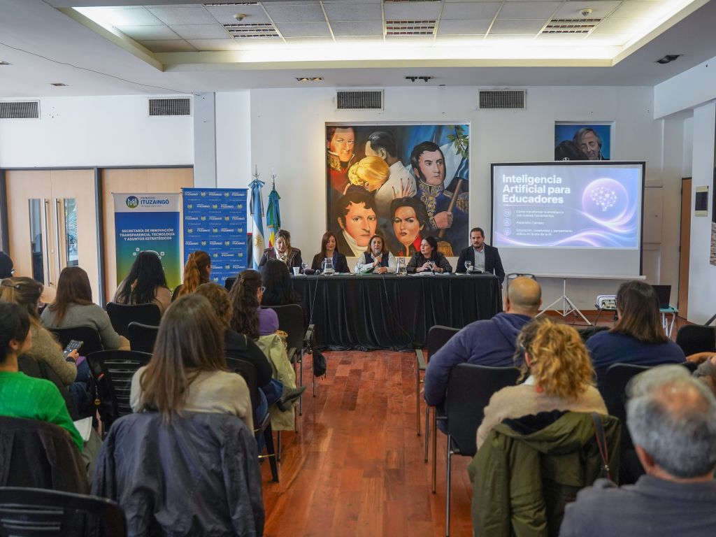 Docentes y directivos se capacitaron sobre inteligencia artificial para aplicar en las aulas