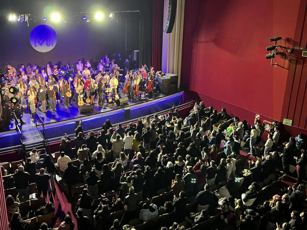 Ituzaing&oacute; homenaje&oacute; al Indio Solari con las voces de Los Fundamentalistas del Aire Acondicionado