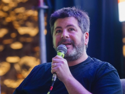 Adri&aacute;n Lakerman llega a Ituzaing&oacute; con un espect&aacute;culo para pensar y disfrutar el humor