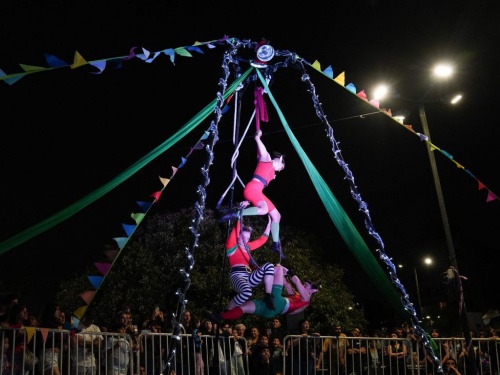 Ituzaing&oacute; encendi&oacute; el &aacute;rbol de Navidad: hubo acrobacias, fotos y mucho esp&iacute;ritu navide&ntilde;o