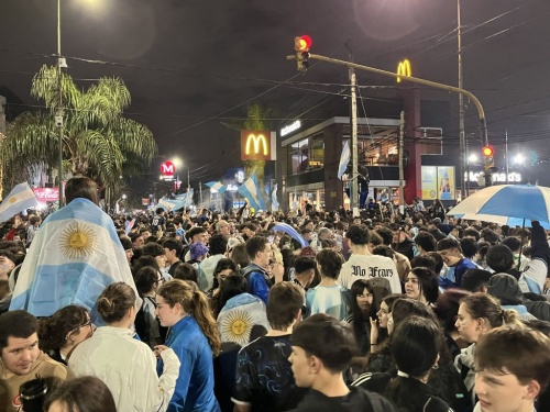 &iexcl;Argentina a la final! As&iacute; festejaron Castelar e Ituzaing&oacute; en Santa Rosa