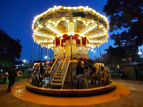 El carrousel m&aacute;s lindo de la Zona Oeste est&aacute; en la Plaza 20 de Febrero