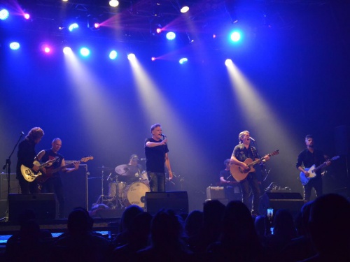 Ella Es Tan Cargosa celebr&oacute; 25 a&ntilde;os rodeada de amigos en el Teatro Gran Ituzaing&oacute;