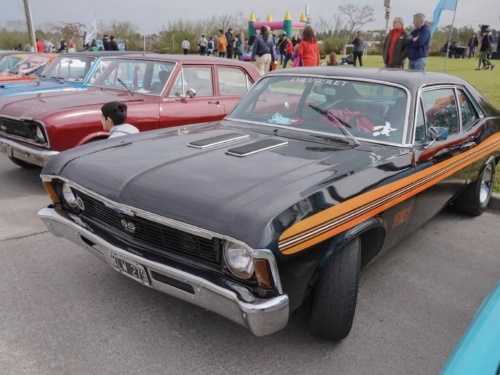 La Expo Autos solidaria reuni&oacute; fierreros y fan&aacute;ticos en Udaondo