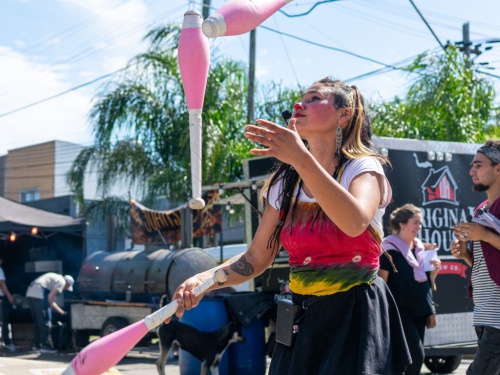 Más de 100 emprendedores participaron de la Feria Club Artesanal en el Boulevard Fleming