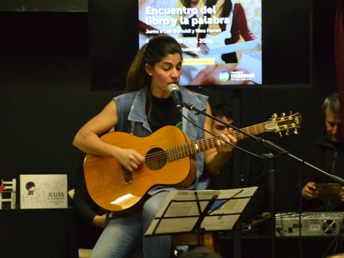 Lula Bertoldi despliega sus canciones a flor de piel en un show ac&uacute;stico