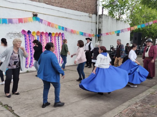Peña solidaria: artistas del Oeste se unieron para acompañar a Ainara
