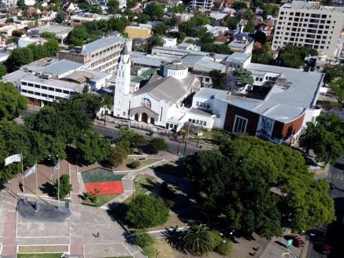 Ituzaingó propone construir un estacionamiento para 400 autos debajo de la Plaza 20 de Febrero