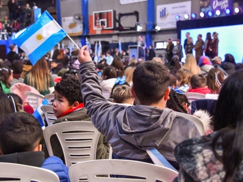 M&aacute;s de mil estudiantes de Ituzaing&oacute; prometieron lealtad a la Bandera Nacional