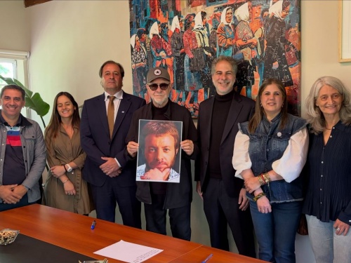 Le&oacute;n Gieco recibi&oacute; el Doctorado Honoris Causa de la Universidad Nacional del Oeste