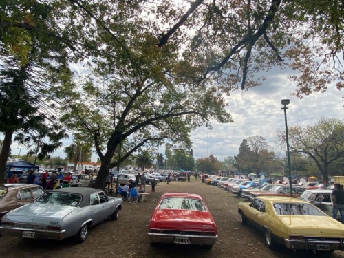 Jornada solidaria en Ituzaingó: autos clásicos, música y feria en La Torcaza