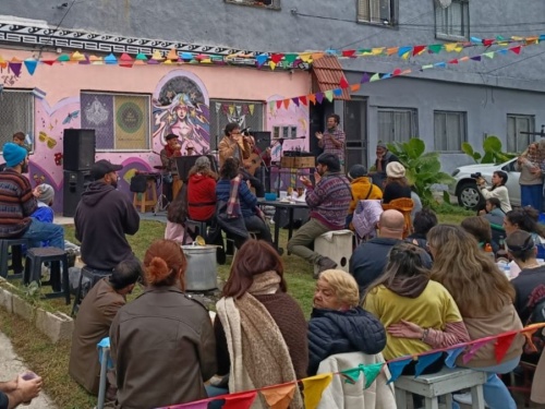 Pe&ntilde;a folkl&oacute;rica en Padua: m&uacute;sica en vivo, locro y feria en Aquelarre