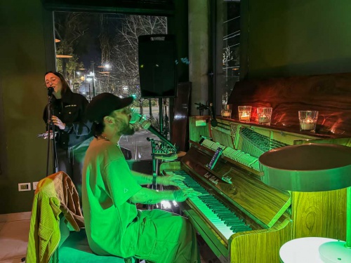 Tapas, piano y rock nacional en Pompeya Leloir