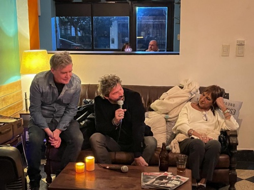 Rodrigo Manigot present&oacute; su nuevo libro rodeado de amigos