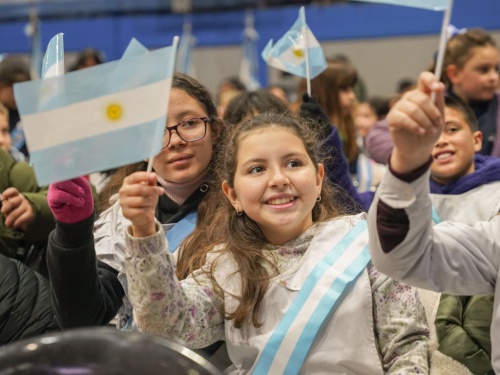 ¡Sí, prometo! Más de 850 estudiantes juraron lealtad a la bandera en el Club GEI