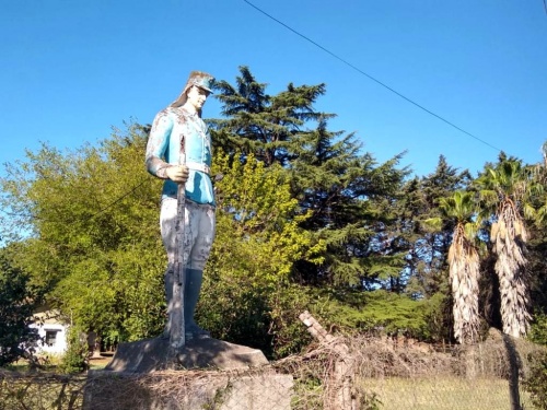 Un soldado franc&eacute;s custodia la vieja ruta 7