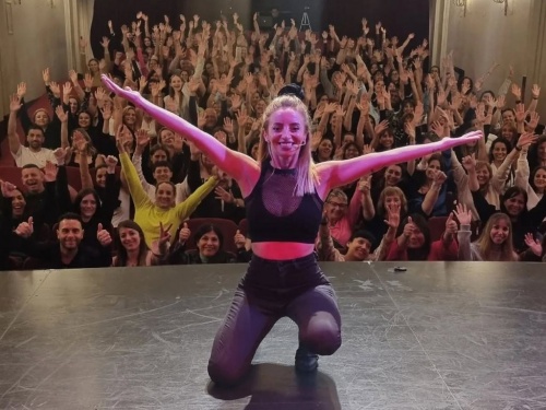 Sole Macchi llega con su show de humor a la Zona Oeste