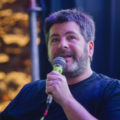 Adrián Lakerman llega a Ituzaingó con un espectáculo para pensar y disfrutar el humor