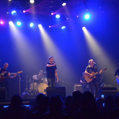 Ella Es Tan Cargosa celebró 25 años rodeada de amigos en el Teatro Gran Ituzaingó