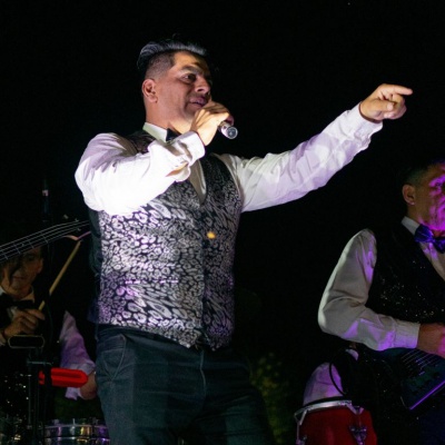 Navidad en Ituzaingó: Los Charros tocaron gratis en la Feria Lupita del barrio Procrear