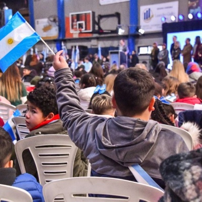 M&aacute;s de mil estudiantes de Ituzaing&oacute; prometieron lealtad a la Bandera Nacional