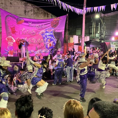 La murga Lxs Que Quedamos despide el carnaval con su fiesta de cumplea&ntilde;os