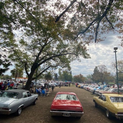 Jornada solidaria en Ituzaingó: autos clásicos, música y feria en La Torcaza