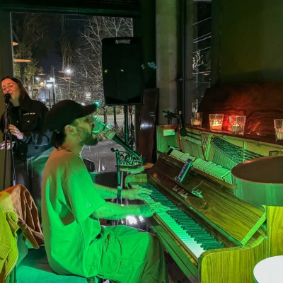 Tapas, piano y rock nacional en Pompeya Leloir