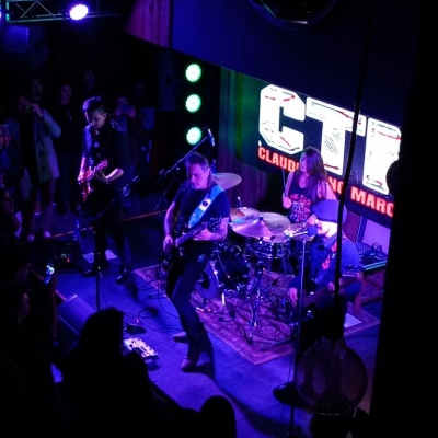 El Tano Marciello volvió al Oeste con un show íntimo de rock