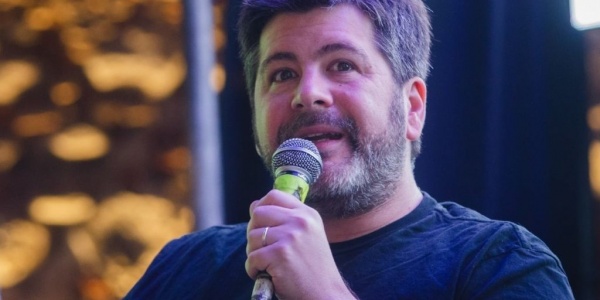 Adri&aacute;n Lakerman llega a Ituzaing&oacute; con un espect&aacute;culo para pensar y disfrutar el humor