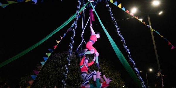 Ituzaing&oacute; encendi&oacute; el &aacute;rbol de Navidad: hubo acrobacias, fotos y mucho esp&iacute;ritu navide&ntilde;o