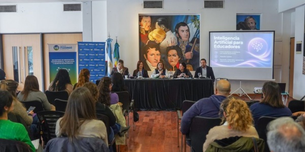 Docentes y directivos se capacitaron sobre inteligencia artificial para aplicar en las aulas
