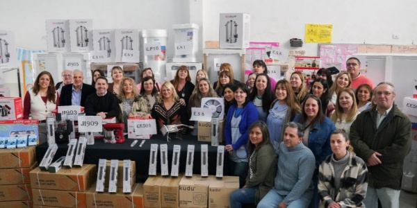 Escuelas de Ituzaing&oacute; recibieron equipamiento de cocina por $45 millones en electrodom&eacute;sticos
