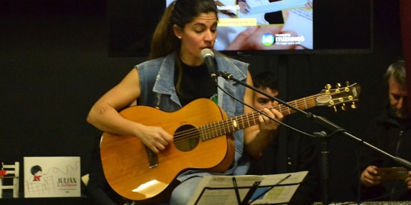 Lula Bertoldi despliega sus canciones a flor de piel en un show ac&uacute;stico