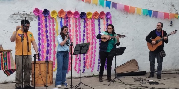 Pe&ntilde;a folkl&oacute;rica y feria en Aquelarre por el 25 de Mayo