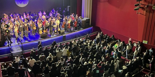 Ituzaing&oacute; homenaje&oacute; al Indio Solari con las voces de Los Fundamentalistas del Aire Acondicionado