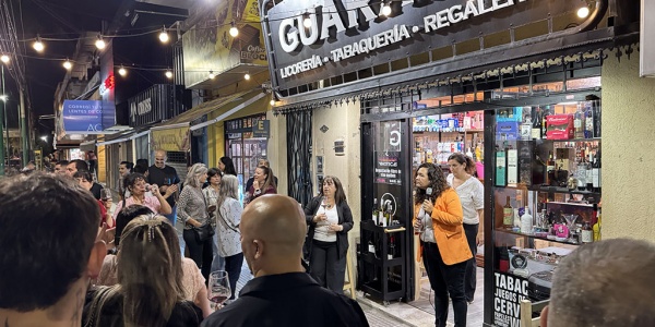 La Noche de las Vinotecas celebr&oacute; el D&iacute;a del Malbec con degustaciones en Castelar e Ituzaing&oacute;