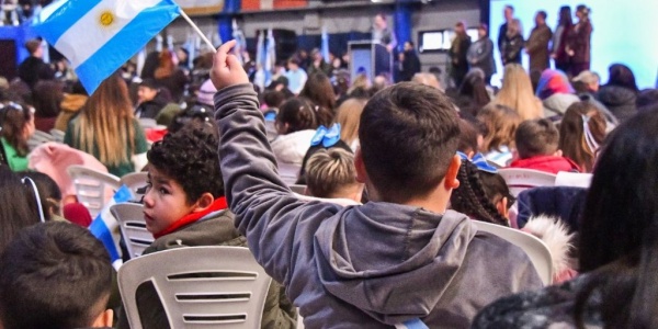 M&aacute;s de mil estudiantes de Ituzaing&oacute; prometieron lealtad a la Bandera Nacional