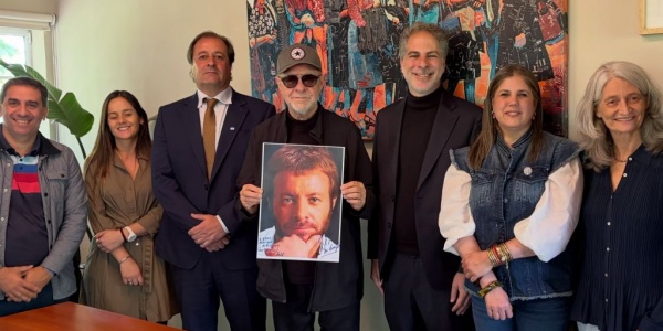 Le&oacute;n Gieco recibi&oacute; el Doctorado Honoris Causa de la Universidad Nacional del Oeste