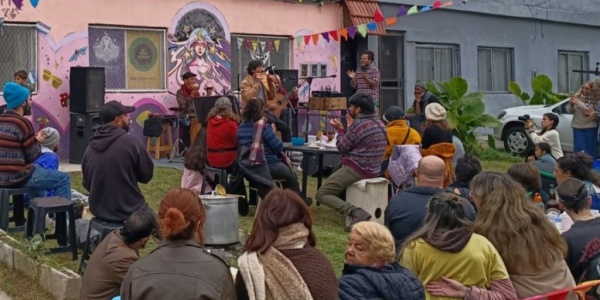Pe&ntilde;a folkl&oacute;rica en Padua: m&uacute;sica en vivo, locro y feria en Aquelarre
