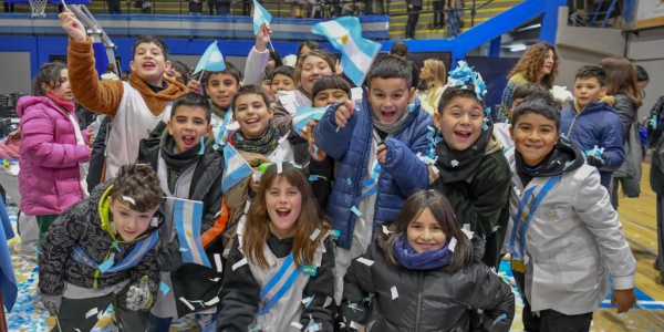 ¡Sí, prometo! Más de 850 estudiantes juraron lealtad a la bandera en el Club GEI
