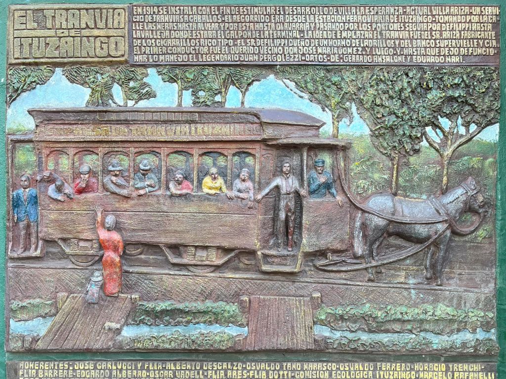 Mural de Danilo Bambú en la fachada de la Escuela Técnica 1, frente a la plaza 20 de Febrero. 